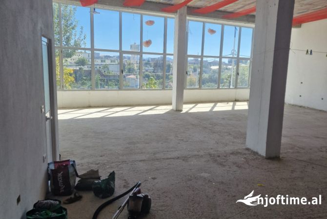 Ambiente Commerciale in Vendita 4+1 a Tirana - 600 Euro