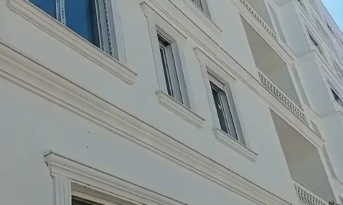 Shtepi ne shitje Apartament ne Tirane, 2+1, Mobilimi Bosh, pa mobiluar, Pagesa 98,200  Euro.