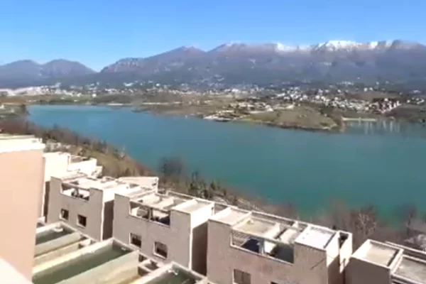 Shtepi ne shitje Vila Luksoze ne Tirane, 4+1, Mobilimi Bosh, pa mobiluar, Pagesa 490,000  Euro.