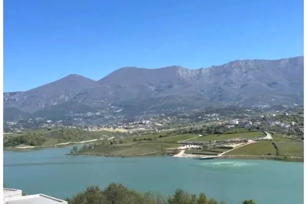 Vile Triplex per Shitje/ Liqeni i Farkes