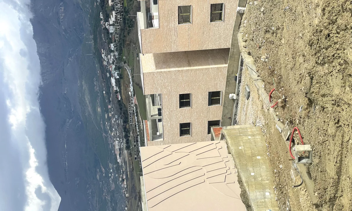 Shtepi ne shitje Duplex(shtepi me 2 kate) ne Tirane, 2+1, Mobilimi Bosh, pa mobiluar, Pagesa 257,000  Euro.