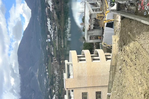 Shtepi ne shitje Duplex(shtepi me 2 kate) ne Tirane, 2+1, Mobilimi Bosh, pa mobiluar, Pagesa 257,000  Euro.