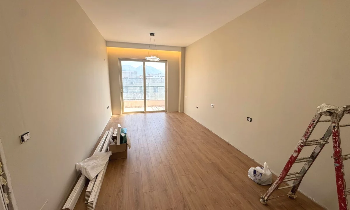 Shtepi ne shitje Apartament ne Tirane, 2+1, Mobilimi Pjeserisht e mobiluar, Pagesa 163,000  Euro.