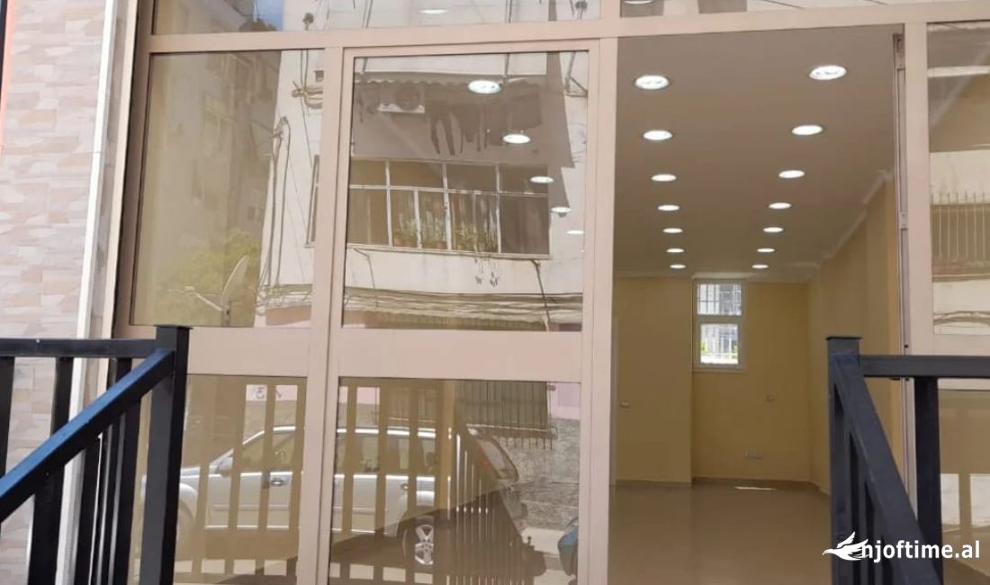 Shes dyqan Kati 0, 124 m2 169.000 Euro (Vasil Shanto Rruga Viktor eftemiu)