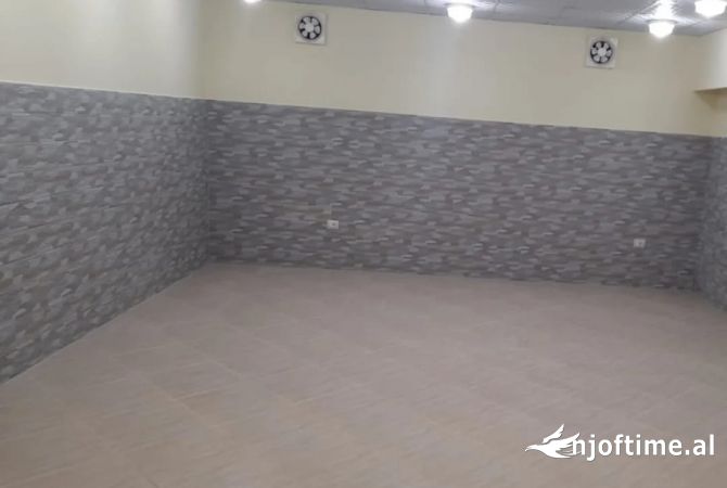 Shes dyqan Kati 0, 124 m2 169.000 Euro (Vasil Shanto Rruga Viktor eftemiu)