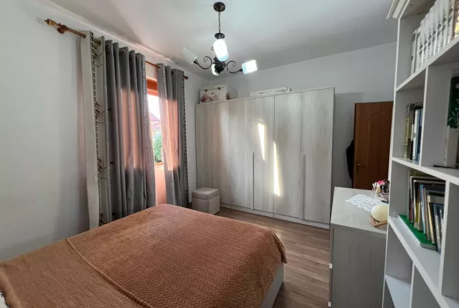Shtepi ne shitje Apartament ne Tirane, 2+1, Mobilimi E mobiluar, Pagesa 85,000  Euro.