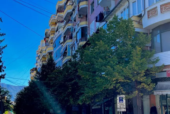 Jepet me Qera Apartamenti 2+1 me verandë tek Supermarket Joena, Rruga Frederik Shiroka.  