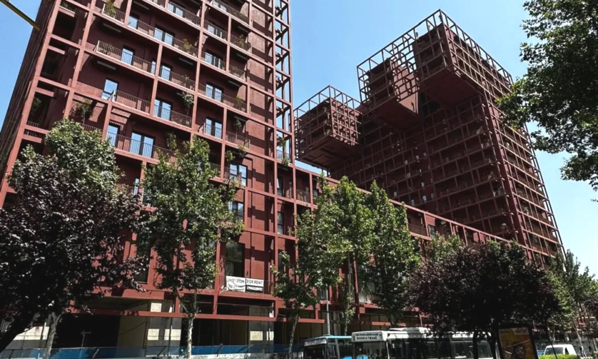 Shitet Super Ambient Biznesi te Tirana Garden  Building ne Rrugen e Kavajes.