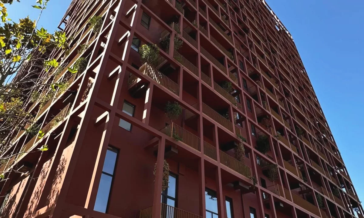 Jepet me Qira Super Ambient Biznesi te Tirana Garden  Building ne Rrugen e Kavajes
