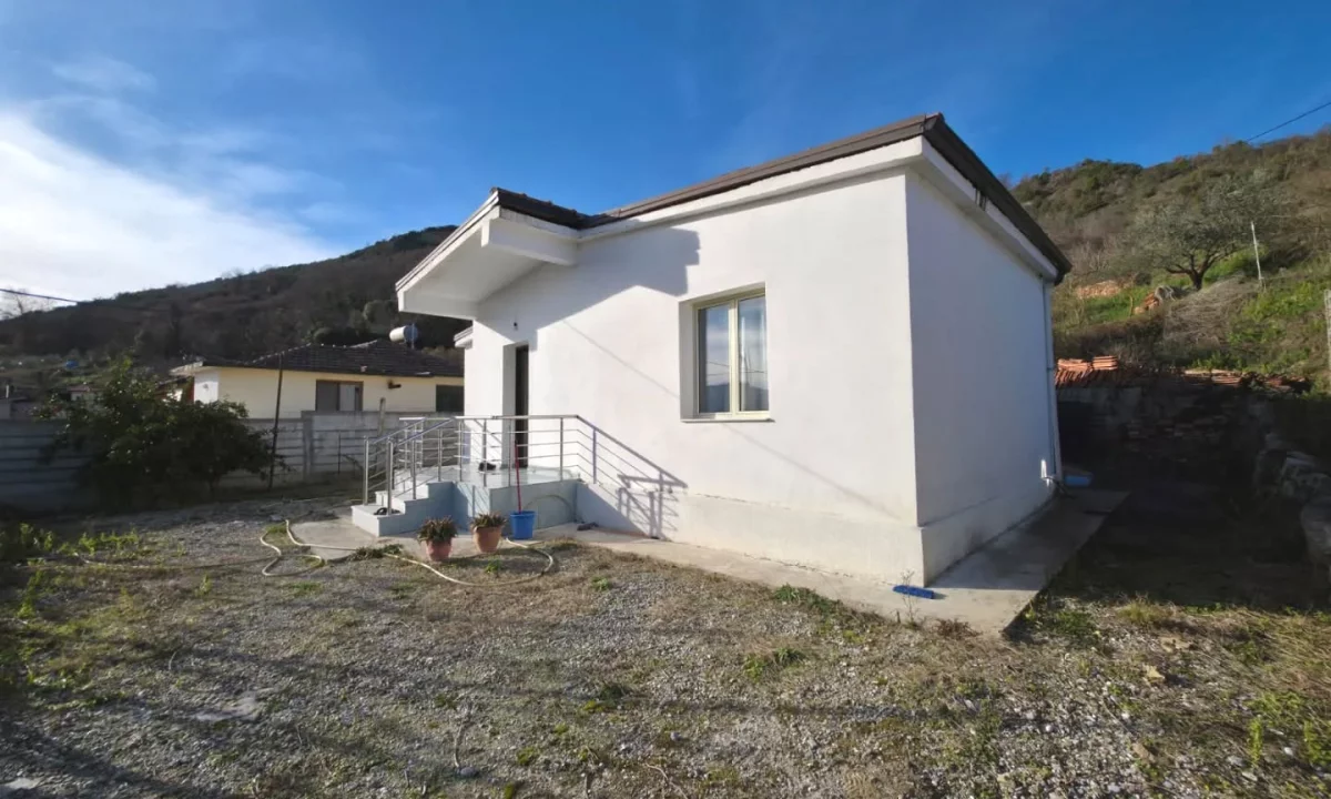 Shtepi ne shitje Shtepi Private ne Tirane, 2+1, Mobilimi Pjeserisht e mobiluar, Pagesa 73,000  Euro.