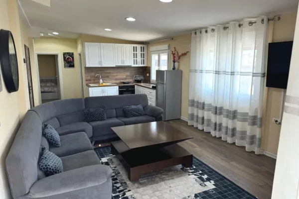 Shtepi ne shitje Papafingo(kati i catise) ne Durres, 2+1, Mobilimi E mobiluar, Pagesa 150,000  Euro.