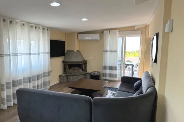 Shtepi ne shitje Papafingo(kati i catise) ne Durres, 2+1, Mobilimi E mobiluar, Pagesa 150,000  Euro.