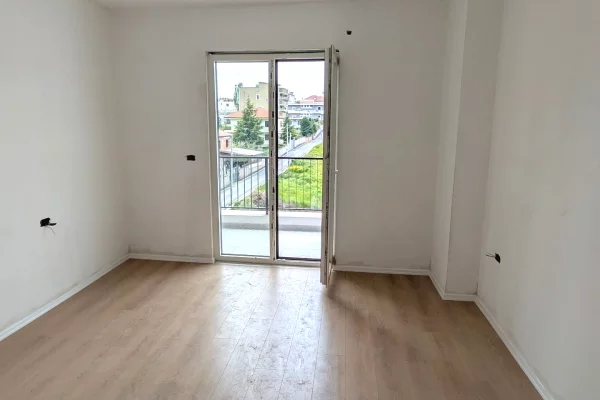 Shtepi ne shitje Apartament ne Tirane, 2+1, Mobilimi Bosh, pa mobiluar, Pagesa 132,000  Euro.