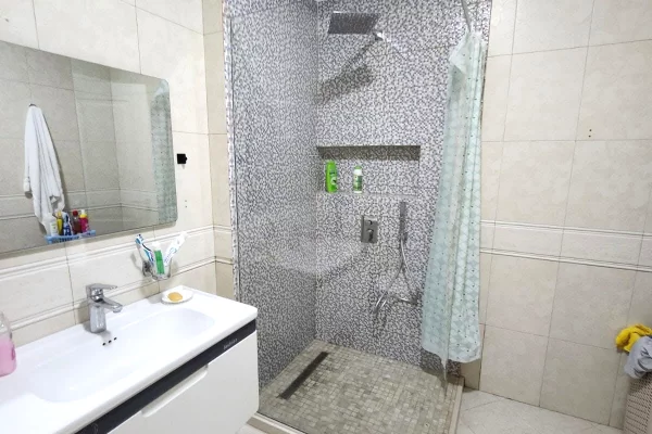 Shtepi me qera Apartament ne Tirane, 2+1, Mobilimi E mobiluar, Pagesa 60,000  Leke.