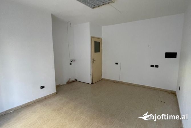 Ambiente Commerciale in Vendita 1+1 a Elbasan - 40,000 Euro