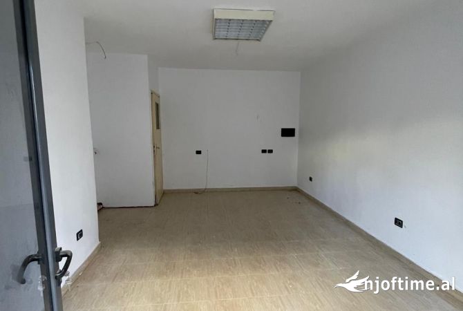 Ambiente Commerciale in Vendita 1+1 a Elbasan - 40,000 Euro