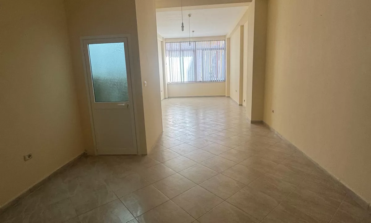 Jepet me Qera Ambient Biznesi tek Rruga Frederik Shiroka.