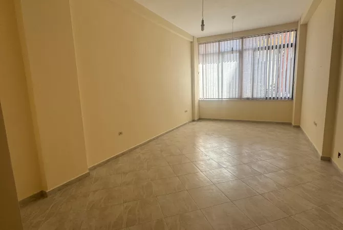 Jepet me Qera Ambient Biznesi tek Rruga Frederik Shiroka.