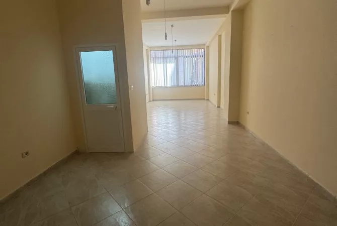 Jepet me Qera Ambient Biznesi tek Rruga Frederik Shiroka.