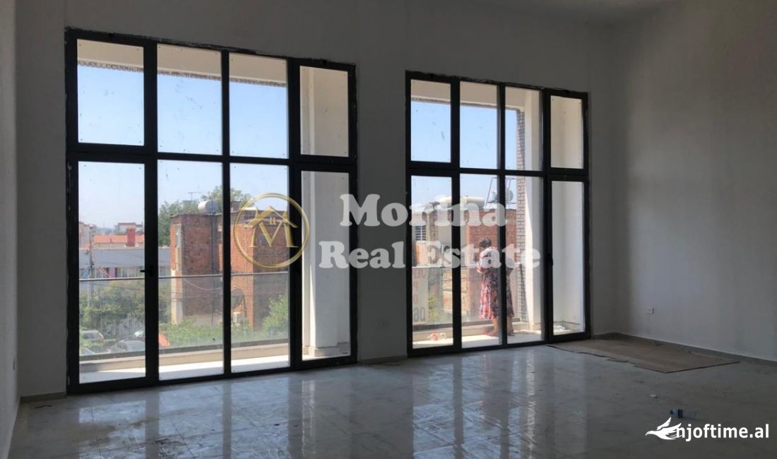 Shitet ambient per Biznes/dyqan, te Xhamlliku, 230000 EURO