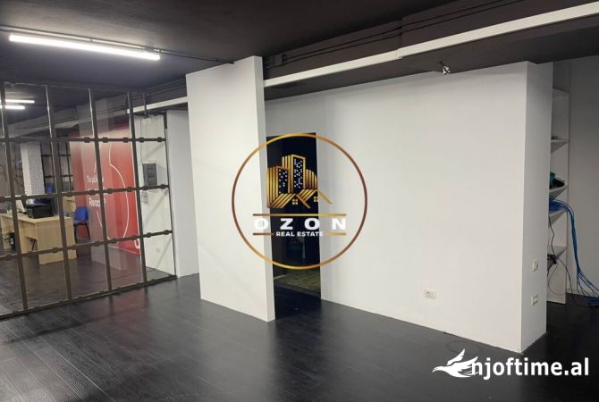 Ambiente Commerciale in Affitto 3+1 a Tirana - 4,500 Euro
