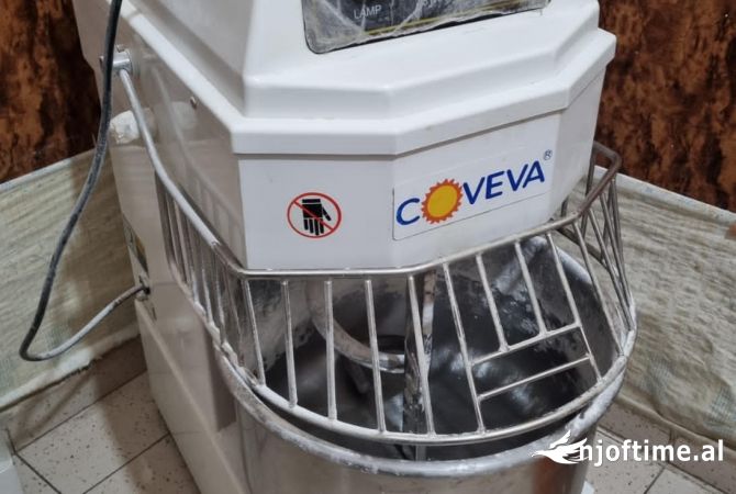 Pajisje biznesi ne shitje ne Tirane - 100 Leke