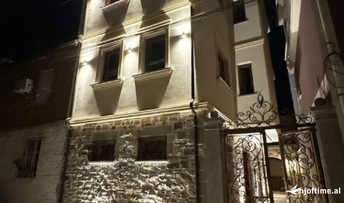 Shitet hotel ne qender te Korces - 400,000 Euro