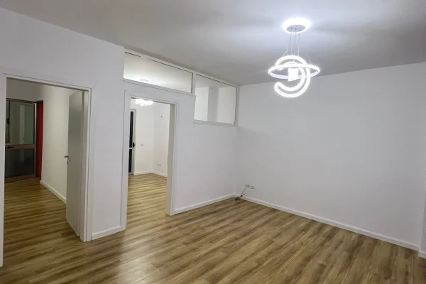 Shtepi ne shitje Apartament ne Tirane, 2+1, Mobilimi Bosh, pa mobiluar, Pagesa 120,000  Euro.