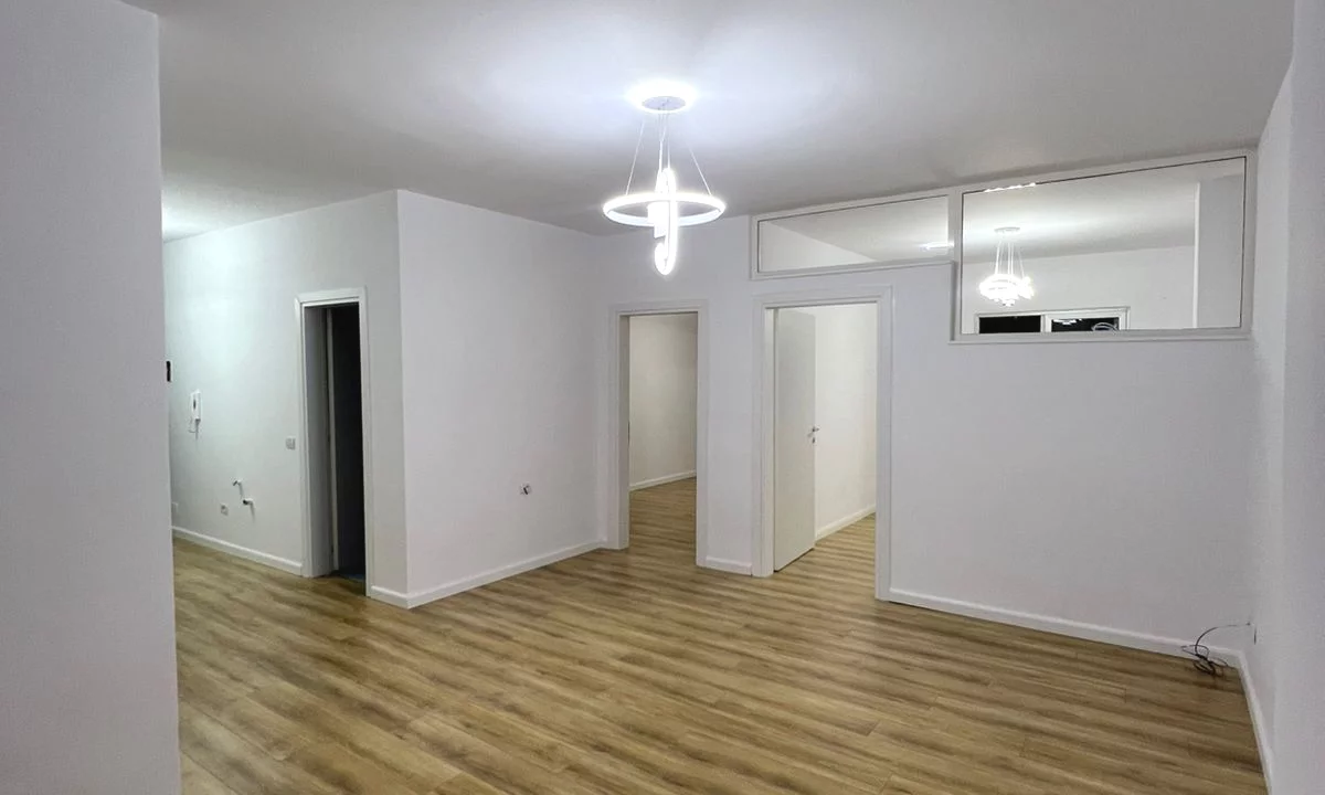 Shtepi ne shitje Apartament ne Tirane, 2+1, Mobilimi Bosh, pa mobiluar, Pagesa 120,000  Euro.