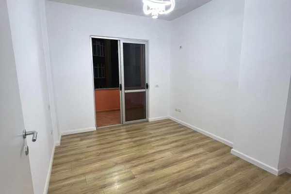 Shtepi ne shitje Apartament ne Tirane, 2+1, Mobilimi Bosh, pa mobiluar, Pagesa 120,000  Euro.