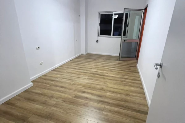 Shtepi ne shitje Apartament ne Tirane, 2+1, Mobilimi Bosh, pa mobiluar, Pagesa 120,000  Euro.