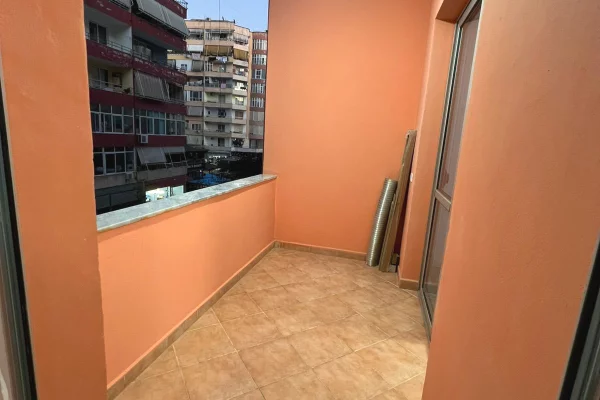 Shtepi ne shitje Apartament ne Tirane, 2+1, Mobilimi Bosh, pa mobiluar, Pagesa 120,000  Euro.