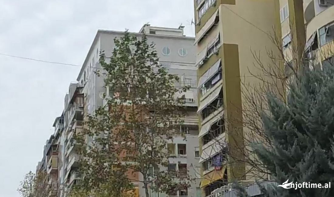 Shitet post Parkimi tek Rr.Kavajes tek Globe Center