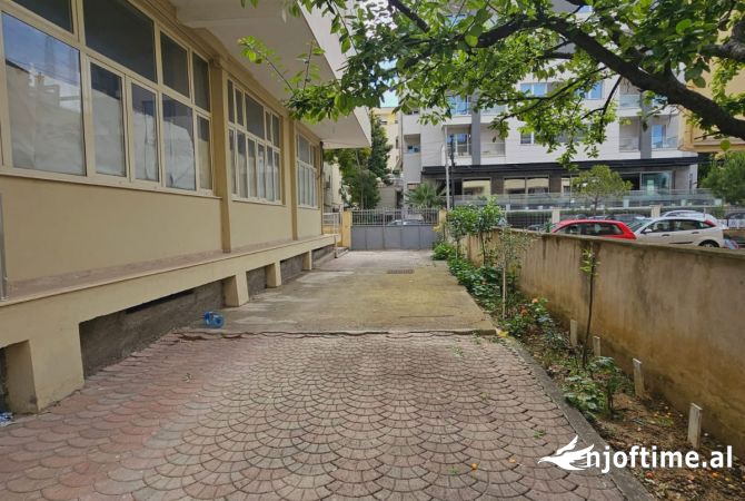 Ambiente Commerciale in Vendita 1+1 a Durazzo - 300,000 Euro