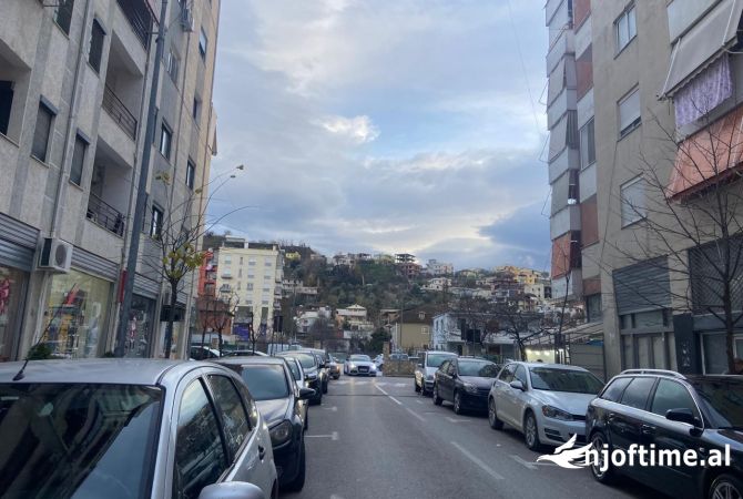 Ambiente Commerciale in Vendita 1+1 a Tirana - 40,900 Euro