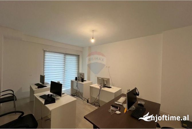 Ambiente Commerciale in Affitto 1+1 a Tirana - 750 Euro