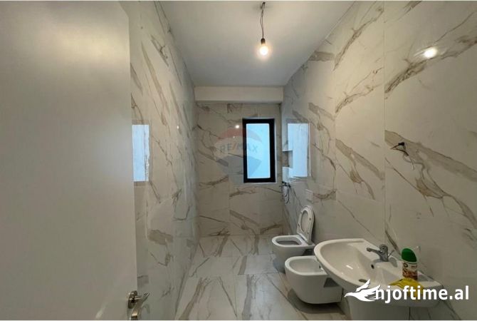 Ambiente Commerciale in Affitto 1+1 a Tirana - 750 Euro