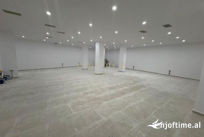 Ambiente Commerciale in Vendita 6+1 a Tirana - 240,000 Euro
