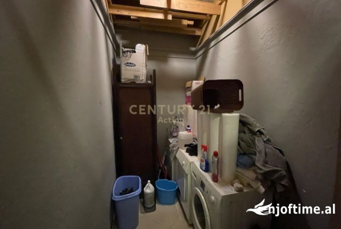 Ambiente Commerciale in Affitto 6+1 a Tirana - 1,000 Euro