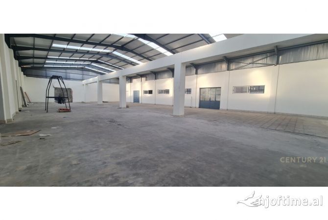 Ambiente Commerciale in Affitto 4+1 a Tirana - 4,000 Euro