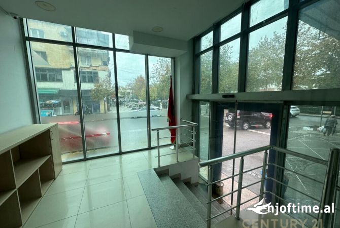 Ambiente Commerciale in Affitto 3+1 a Tirana - 3,400 Euro