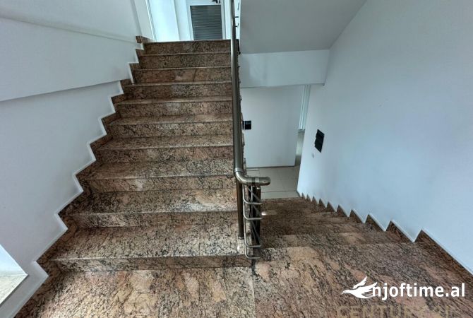 Ambiente Commerciale in Affitto 3+1 a Tirana - 3,400 Euro