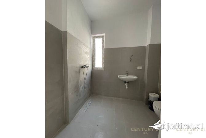 Ambiente Commerciale in Affitto 3+1 a Tirana - 450 Euro