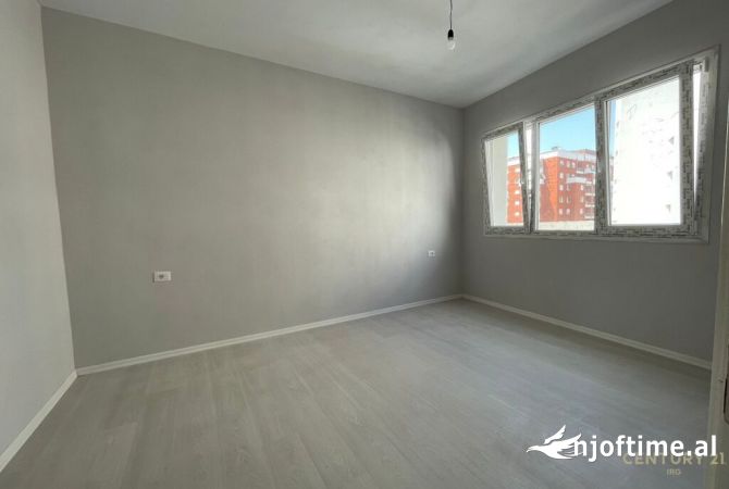 Ambiente Commerciale in Affitto 3+1 a Tirana - 450 Euro