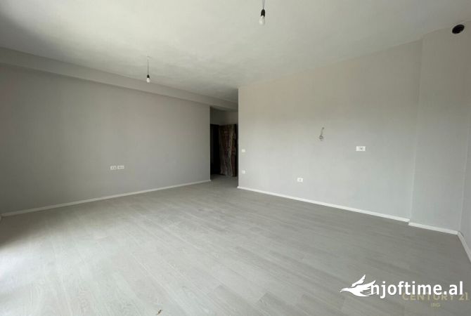 Ambiente Commerciale in Affitto 3+1 a Tirana - 450 Euro