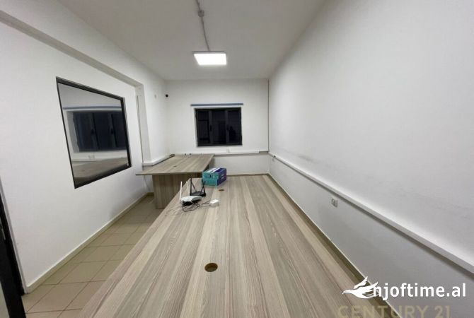 Ambiente Commerciale in Affitto 1+1 a Tirana - 900 Euro