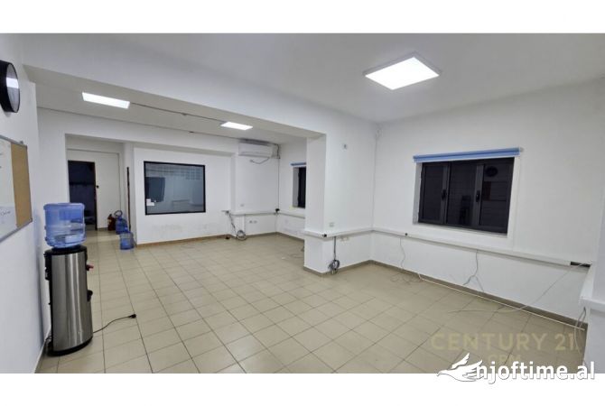 Ambiente Commerciale in Affitto 1+1 a Tirana - 900 Euro