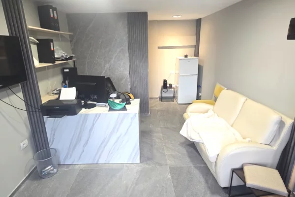 Shtepi ne shitje Apartament ne Tirane, Garsoniere, Mobilimi Pjeserisht e mobiluar, Pagesa 5,000,000  Leke.