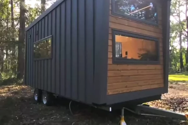 Shtepi ne shitje Vila Luksoze ne Tirane, 1+1, Mobilimi Bosh, pa mobiluar, Pagesa 20,000  Euro.