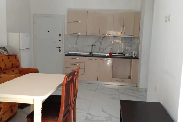 Shtepi me qera Apartament ne Tirane, 2+1, Mobilimi E mobiluar, Pagesa 35,000  Leke.